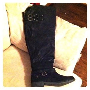 Comfy Knee High Black Boots with awesome details!
